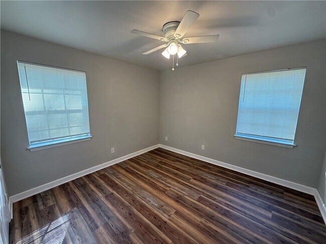 Building Photo - 505 Newport Dr W