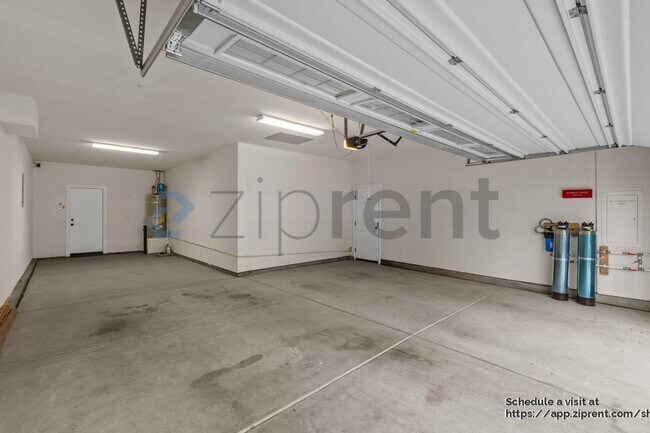 Building Photo - 1271 S Central Pkwy