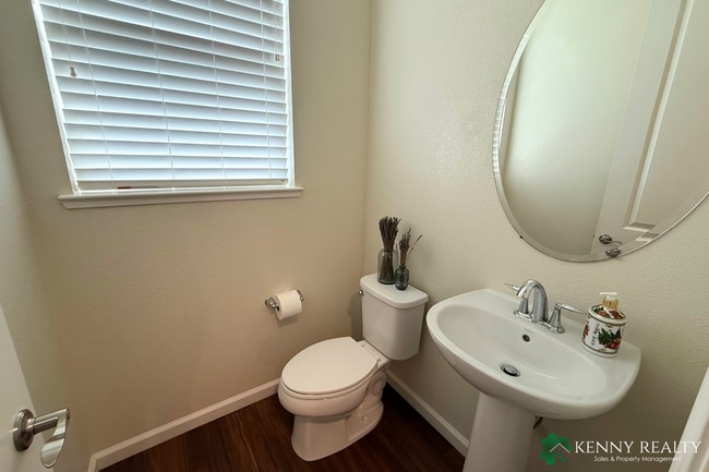 Building Photo - Spacious 2 Bedroom, 2.5 Bathroom Condo wit...
