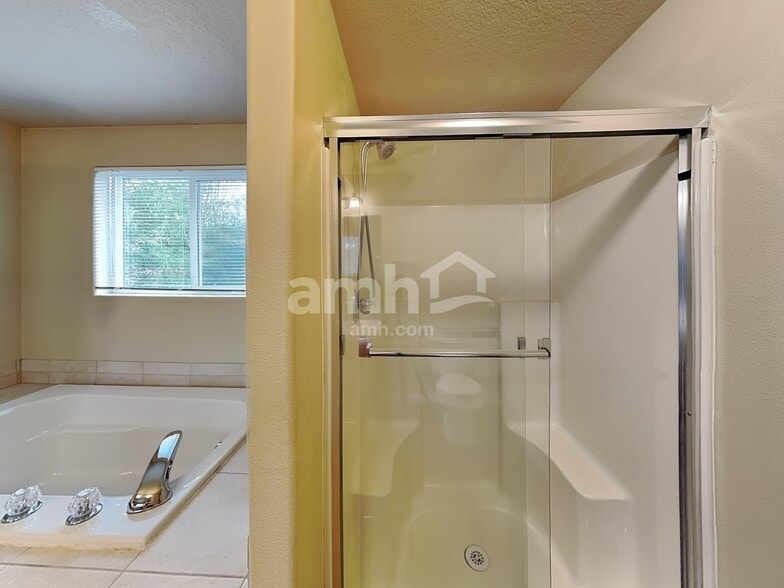 Building Photo - 37828 Hamilton Ridge Dr