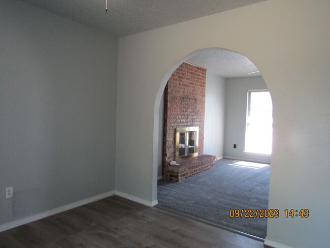 Building Photo - Very nice spacious home located in the Eis...