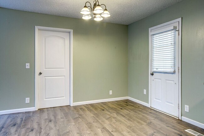 Building Photo - Newly Updated Home Just Minutes From Downt...