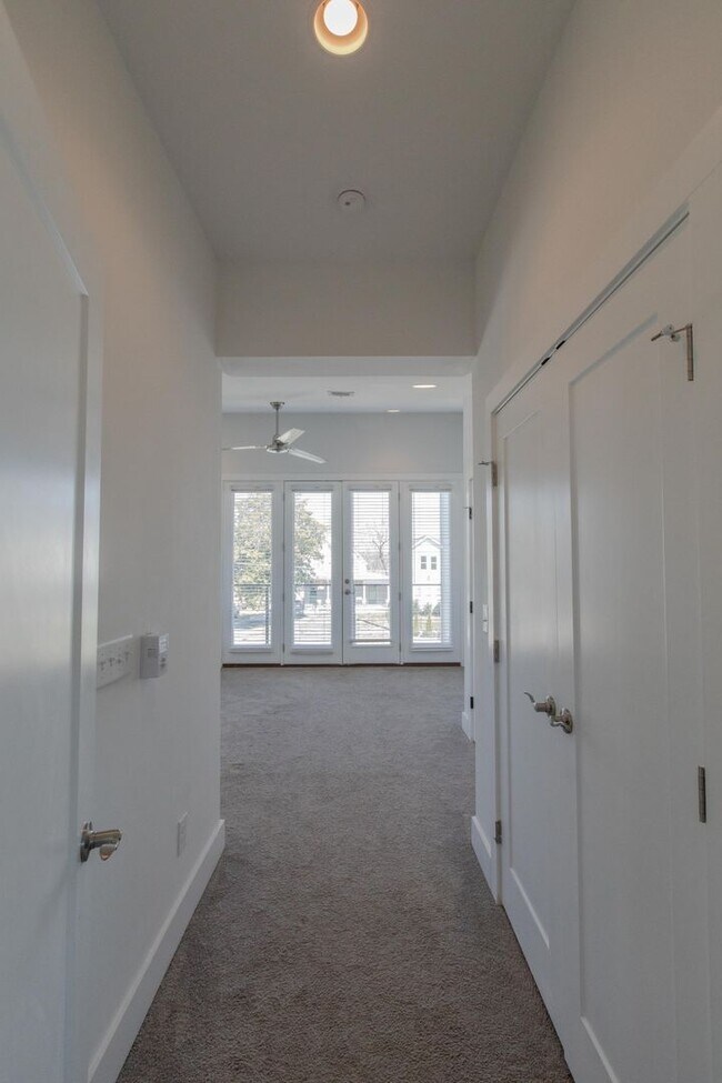 Building Photo - 3 Bed 2.5 Bath Single-Family Urban Home