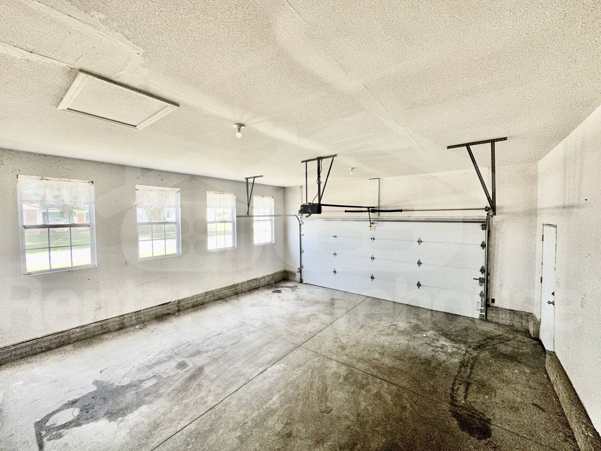 Building Photo - 300 W North St