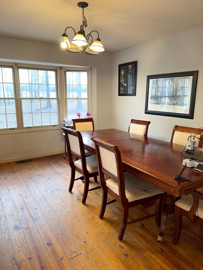 Building Photo - 945 Keys Ferry Rd