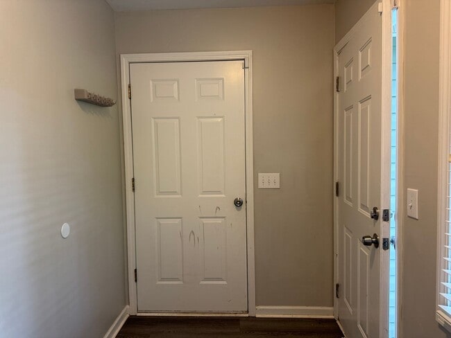 Building Photo - Spacious 3 Bedroom, 2 Bath Home with Garag...