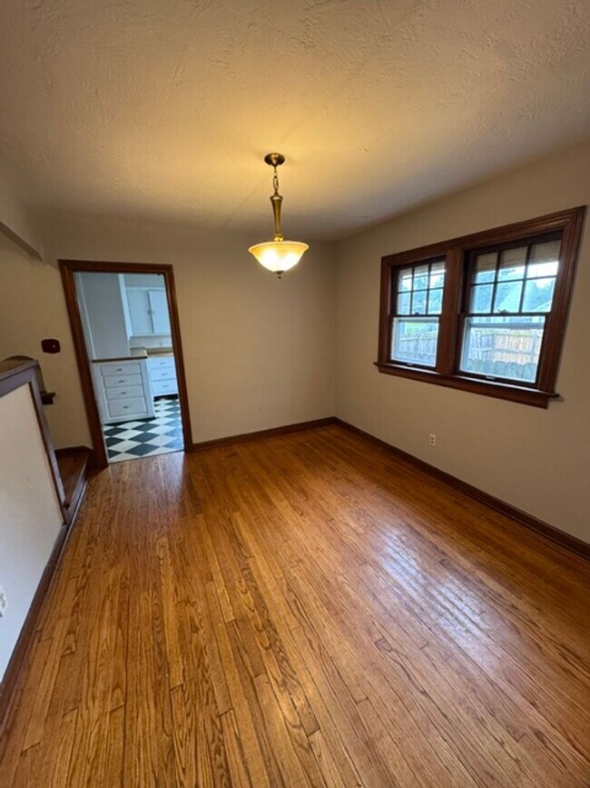 Building Photo - 3008 Hoagland Ave