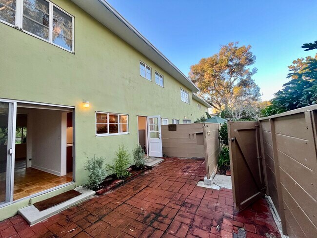 Enjoy outdoor dining and living - 5367 Village Grn