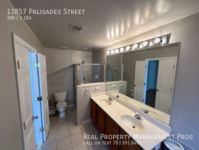 Building Photo - 13857 Palisades St