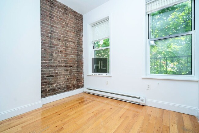 Building Photo - COZY AND SUNNY 3 BEDROOM ADELPHI STREET/FO...