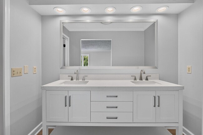 Building Photo - 4817 Torrey Pines Ct