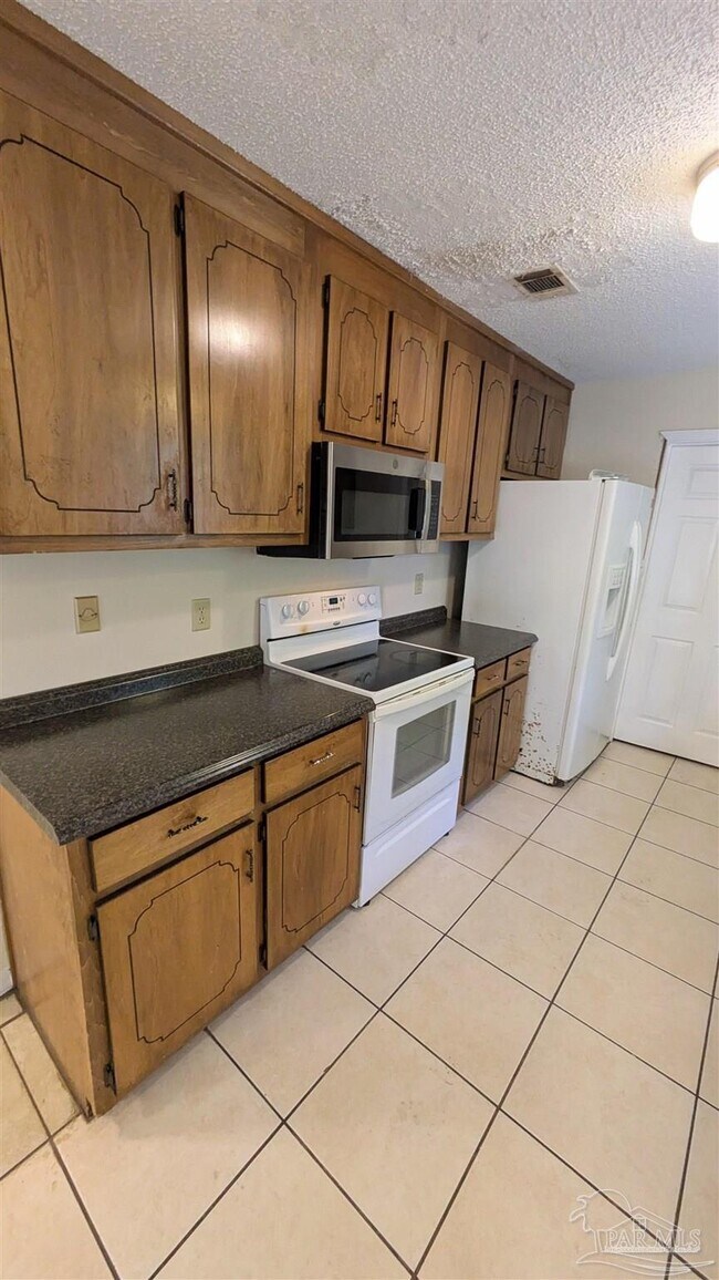 Building Photo - 1485 Pine Ln Dr
