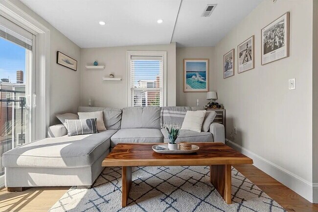 Building Photo - Comfortable and Spacious Rental Opportunity