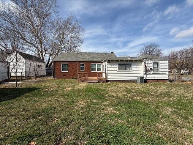 Building Photo - 2 Bedroom fenced yard with BONUS Room