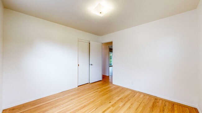 Building Photo - Beautiful Light & Bright Single Level 3 Be...