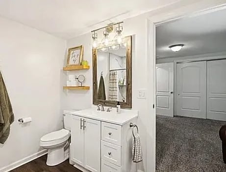 Bath 2 - 816 Woodside St