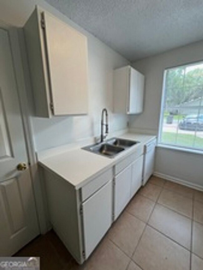 Building Photo - 412/414 Admirals  Walk