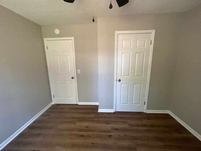 Building Photo - 4539 Bluff Rd