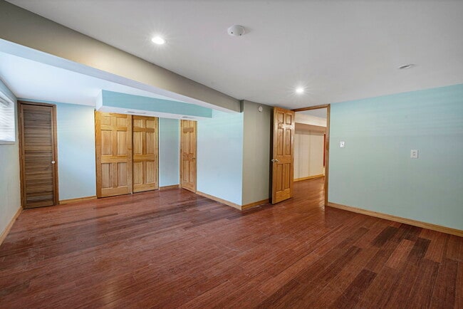 Building Photo - 566 N Howard Ave