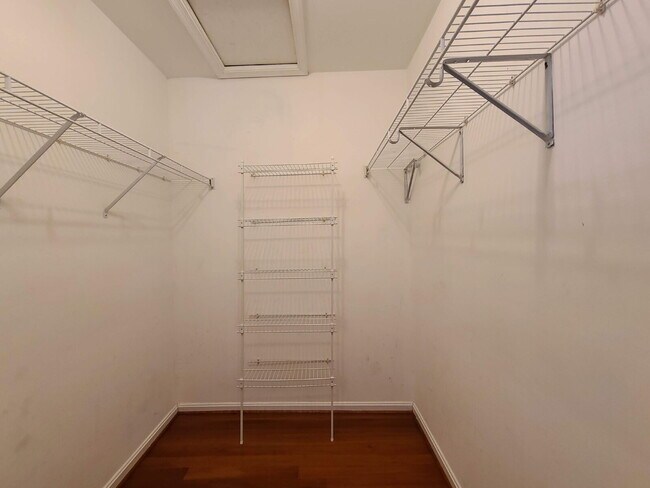 Building Photo - Gorgeous 6 BR Home, Convenient to Quantico & Commuting