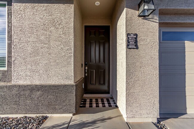 Building Photo - BEAUTIFUL 5 bedroom plus loft!