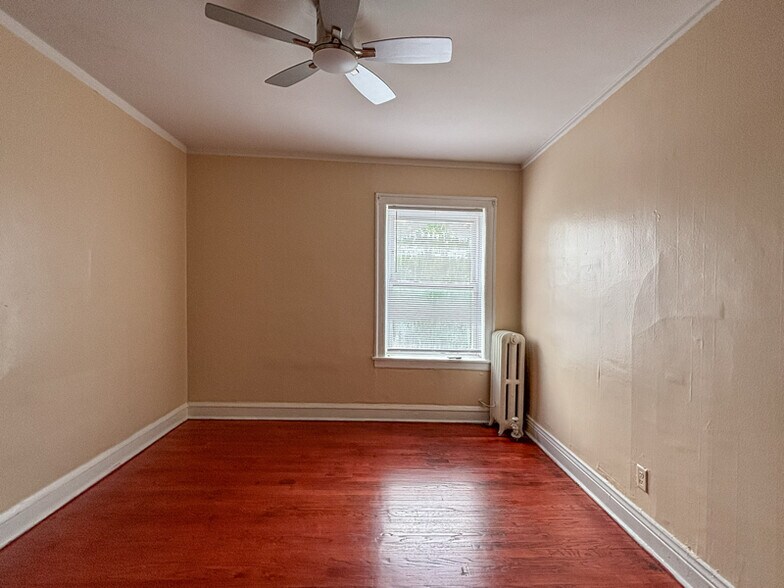 Building Photo - 8008 S Rhodes Ave