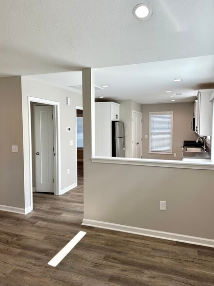 Family room to kitchen separated by a knee wall - 2217 Kenwood Blvd SE