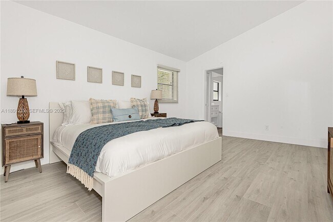 Building Photo - 216 SE 9th St