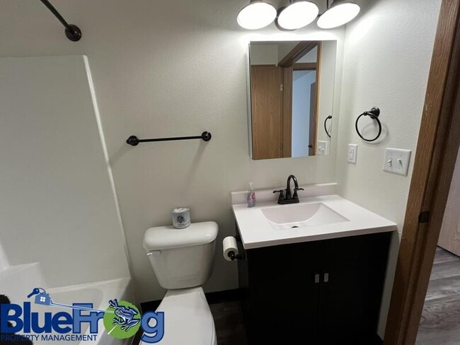 Building Photo - 646 Woodlawn Dr