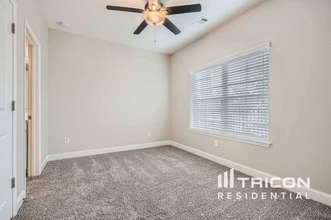 Building Photo - 1068 Moorewood Ln S E