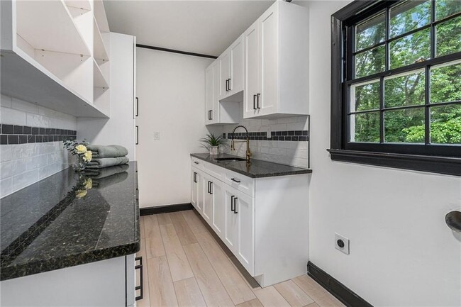 Building Photo - 788 Sherwood Rd N W