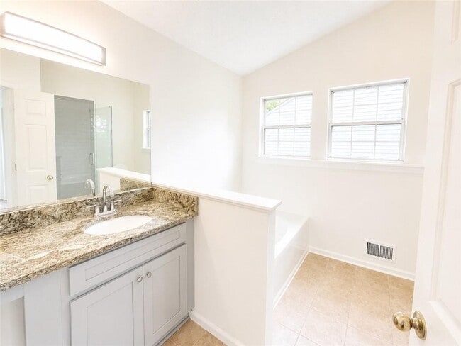 Building Photo - 2095 Glynmoore Dr