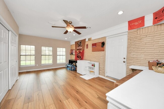 Building Photo - 2806 Oak Dr