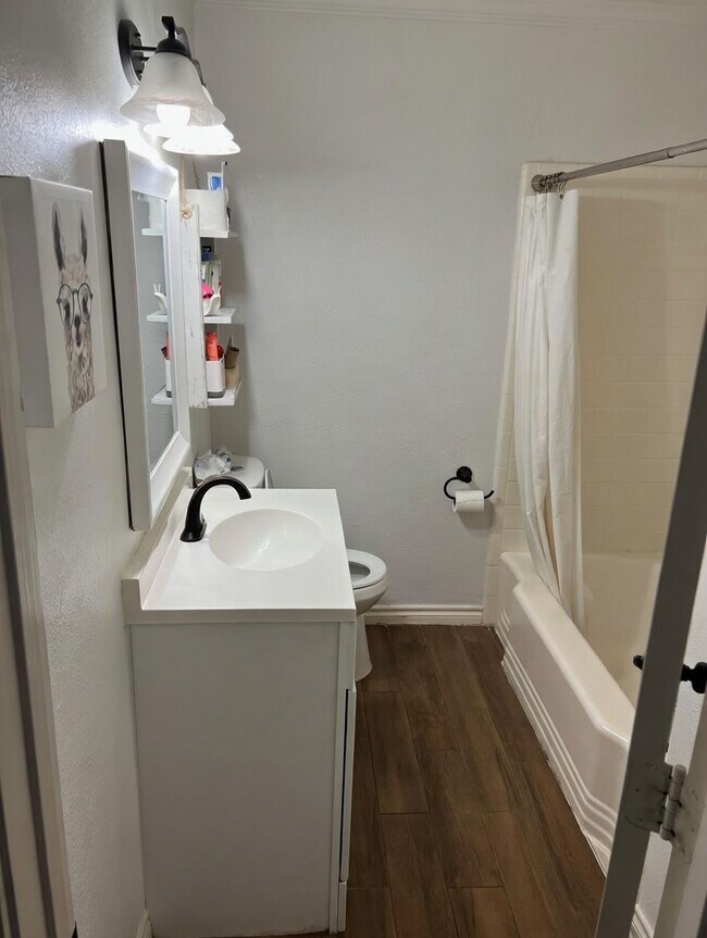 Building Photo - 221 Hyta St