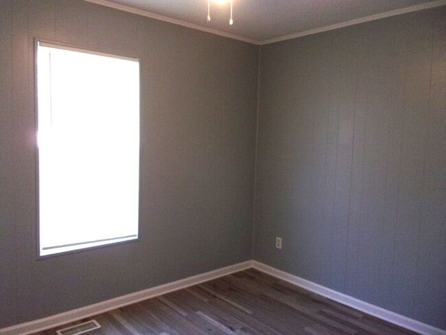 Building Photo - 3 Bedroom 1 Bath Home Recently Updated