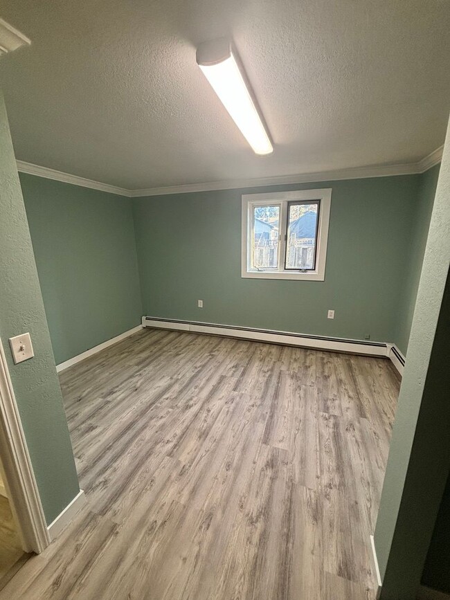 Building Photo - 2 Bedroom / 1 Bathroom / Washer & Dryer in...