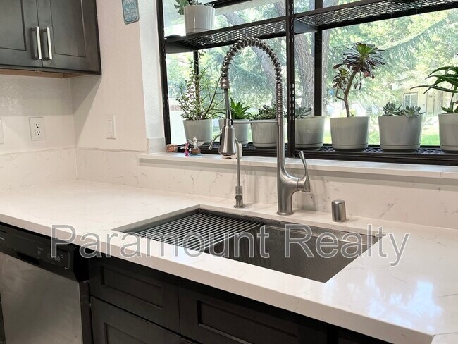 Building Photo - 1400 Bowe Ave