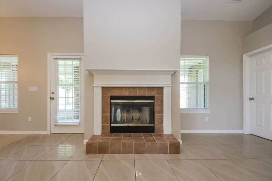 Building Photo - 3209 Silverado Cir