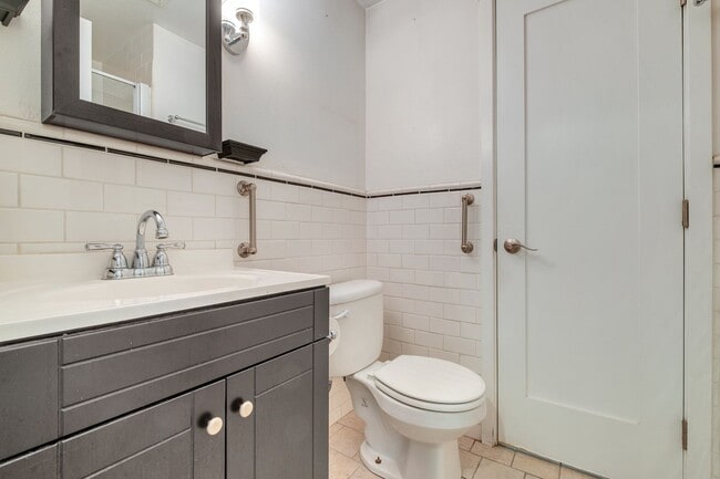 Building Photo - Charming 4 Bedroom / 3 Bathroom house in the lovely neighborhood of Lake View Terrace