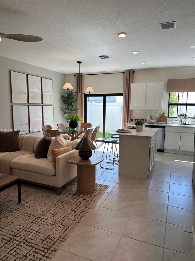 Building Photo - 814 SW 11th Wy