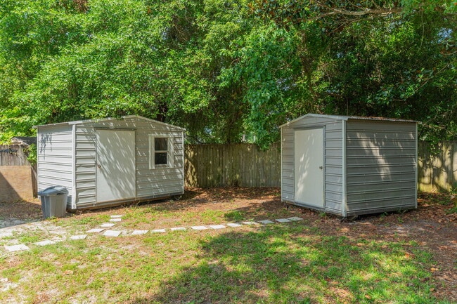 Building Photo - 17 Chatelaine Cir SE