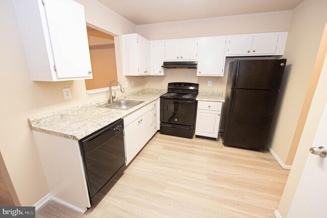 Building Photo - 800 College Ln