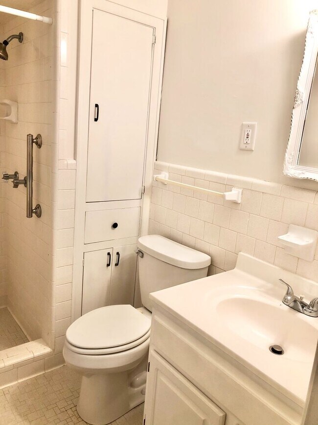 Building Photo - 3 bed 2 bath family rental