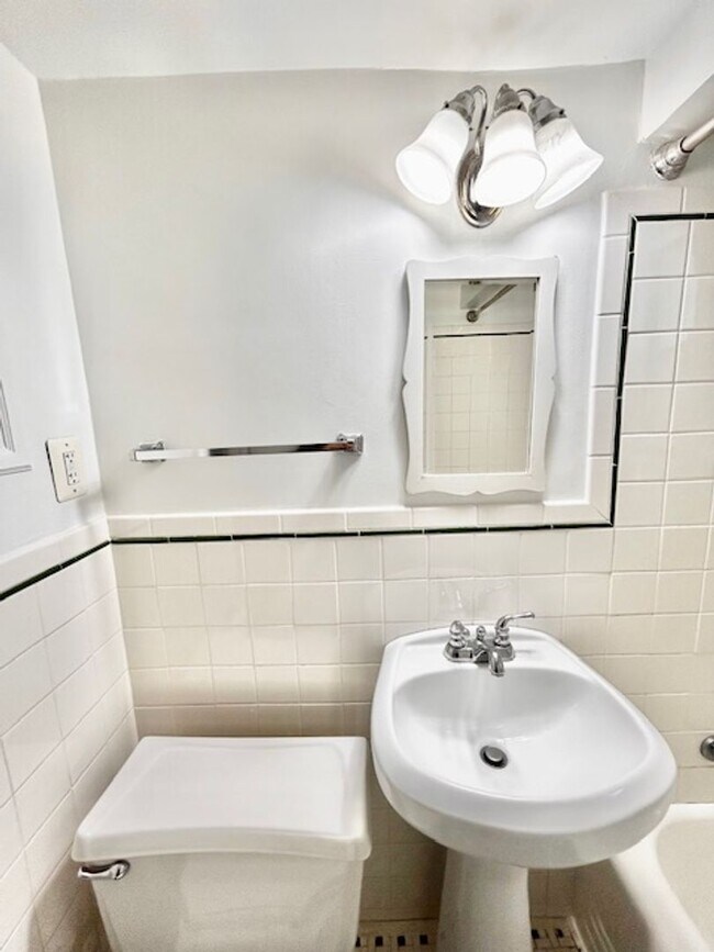 Building Photo - Great location, 1 BR 1 BA in-unit laundry ...
