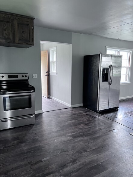 Building Photo - 639 S Main Ave