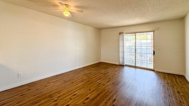 Building Photo - Las Vegas 2-Bed, 2-Bath Condo in Secure Ga...