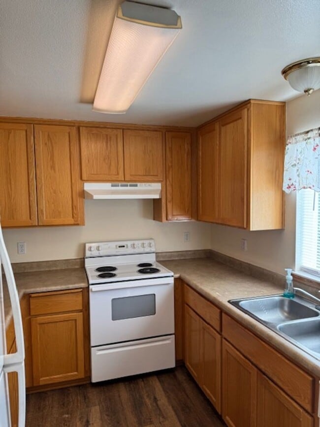 Building Photo - 323-325 SE K