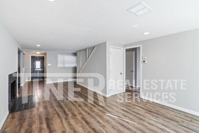 Building Photo - STUNNING UPDATED HOME 5 BEDROOM HOME ON CO...