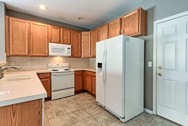 Building Photo - 3 Bedroom 3 Bath Townhome