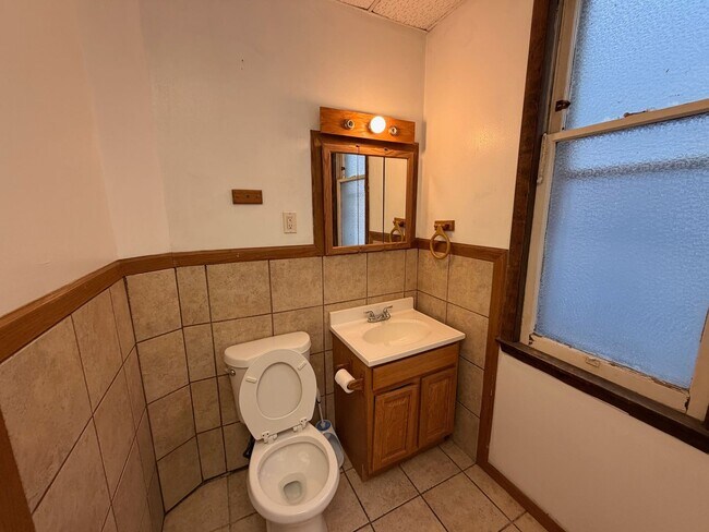 Building Photo - 3232 N Bartlett Ave